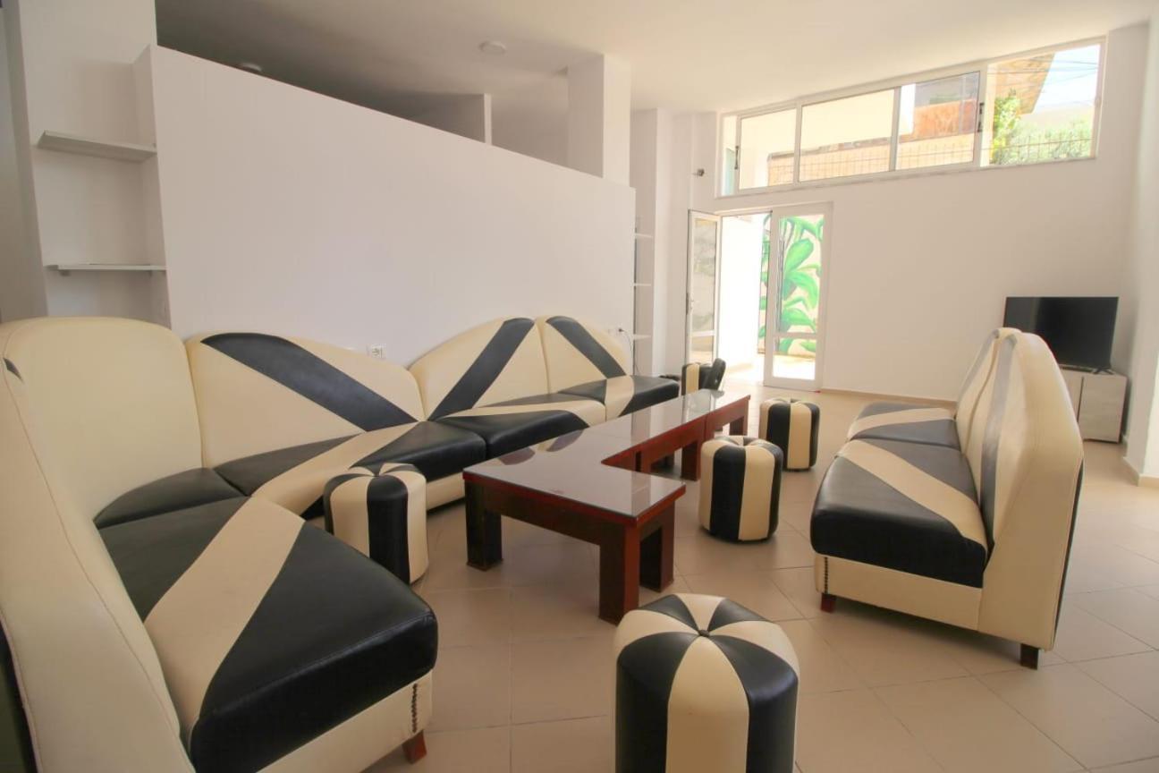 Hostel K13 Sarandë Exteriör bild